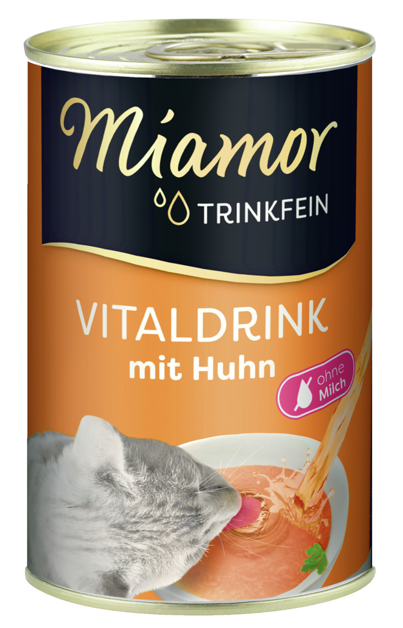 Miamor Trinkfein Vitaldrink mit Huhn, Getränk für Katzen, ohne Milch, Katze trinkt aus Schale, Menge nicht erkennbar.