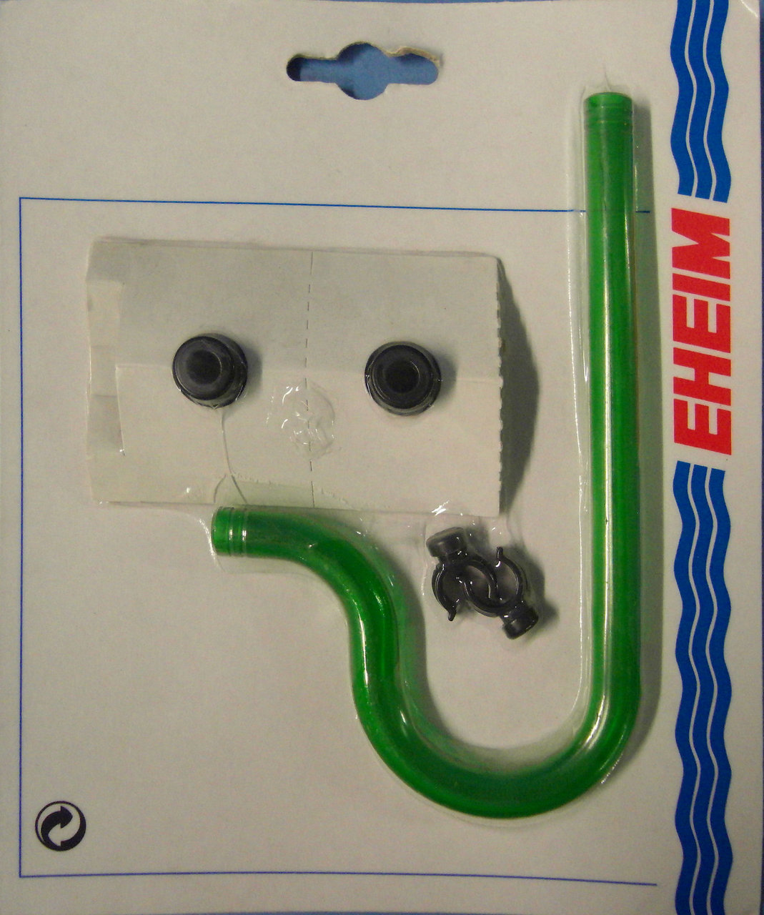 Das Bild zeigt das Produkt "EHEIM InstallationsSet 2" für Aquarien. Es handelt sich um ein Zubehörteil für die Wasserführung, bestehend aus einem grünen Kunststoffrohr in U-Form, zwei Saugnäpfen und zwei Befestigungsklemmen. Zielgruppe sind Aquarienbesitz