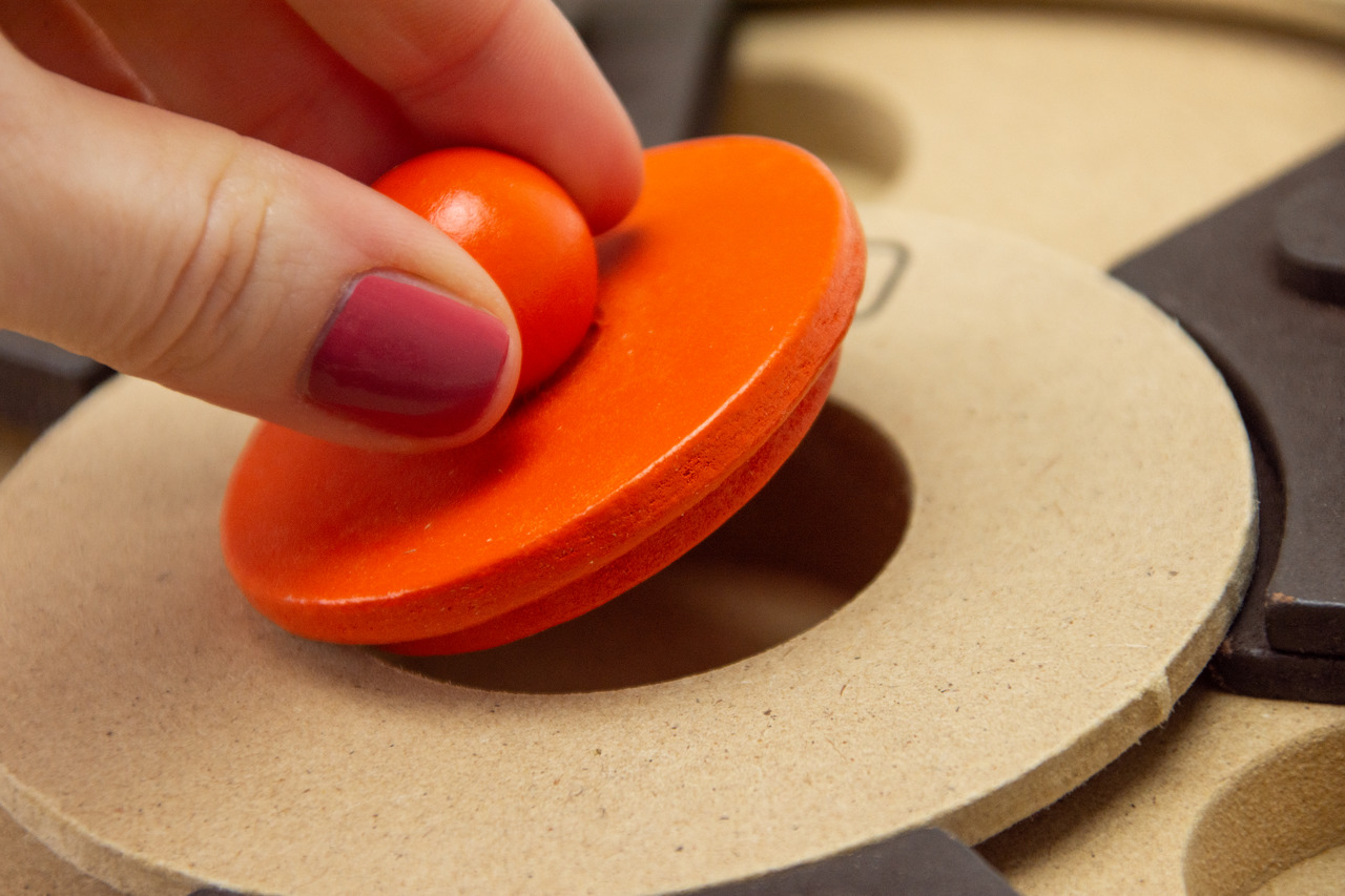 Karlie interaktives Hundespiel, rote Holzscheibe, fördert geistige Beschäftigung, für alle Rassen, robustes Holz.