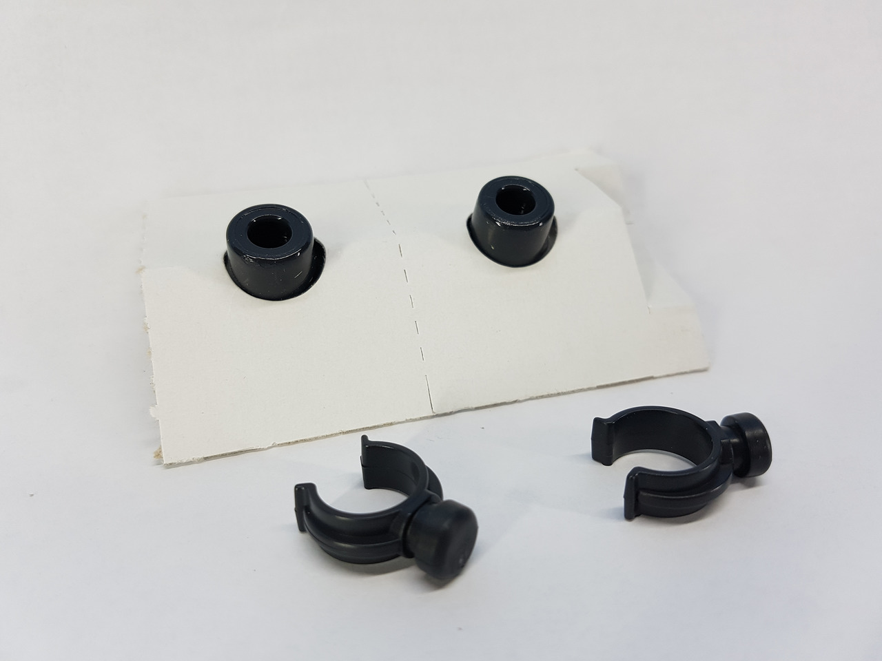 EHEIM Ersatzteile: 2 schwarze Saugnäpfe & 2 Halteclips, für Aquarien geeignet, zur Befestigung von Schläuchen-Zubehör.