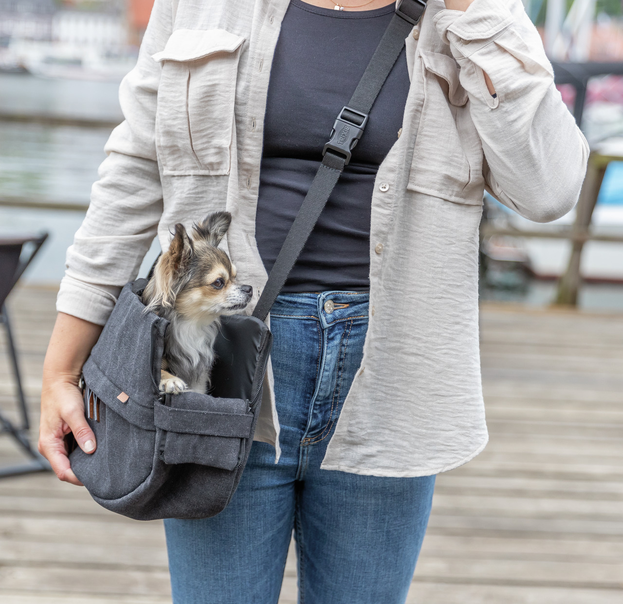 TRIXIE Hundetragetasche, dunkelgrau, robust, mit Taschen, für kleine Hunde wie Chihuahua, komfortabel & sicher, ideal für Transport.