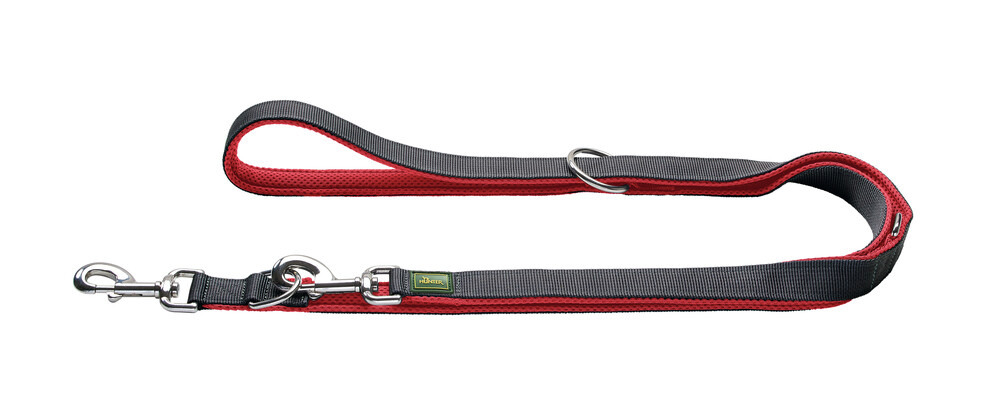 Abgebildet ist die HUNTER Verstellbare Führleine aus robustem Nylon in den Farben Rot und Schwarz. Sie ist für Hunde geeignet und bietet durch ihre dreifache Verstellmöglichkeit Flexibilität beim Gassigehen. Die Leine verfügt über stabile Karabinerhaken u