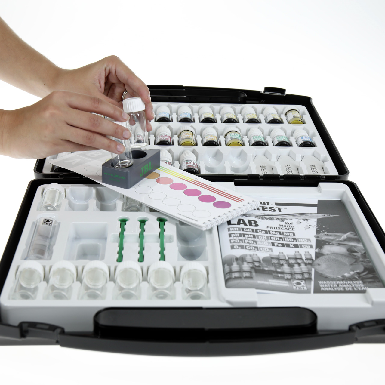 JBL Testlab ProScape Wassertest-Set, für Aquarienbesitzer, Analyse von pH, Nitrat & Phosphat, inkl. Reagenzien, Farbkarten & Zubehör.