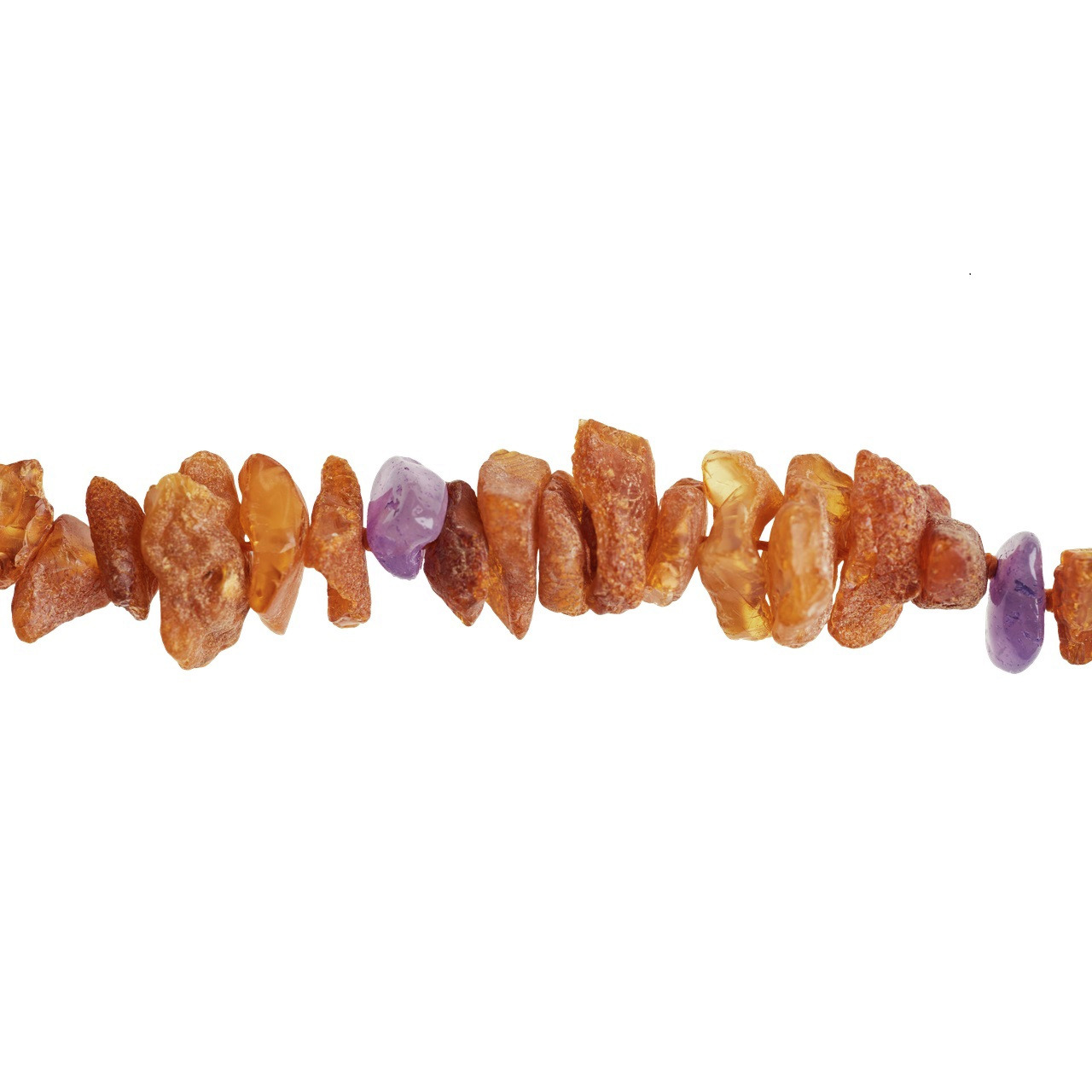 Nahaufnahme einer Kette aus polierten Steinen in Orange- & Violetttönen, natürl. Materialien, rustikale Ästhetik, ideal für Schmuckfans.