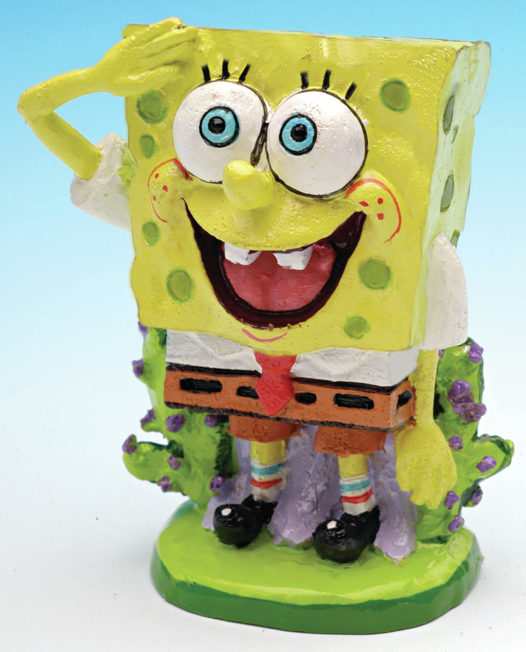 Das Bild zeigt eine detailreiche Aquarium-Dekoration in Form der beliebten Zeichentrickfigur SpongeBob Schwammkopf. Die Figur, hergestellt von der Marke Penn-Plax, ist aus robustem, aquariengeeignetem Material gefertigt und zeigt SpongeBob in seiner typis