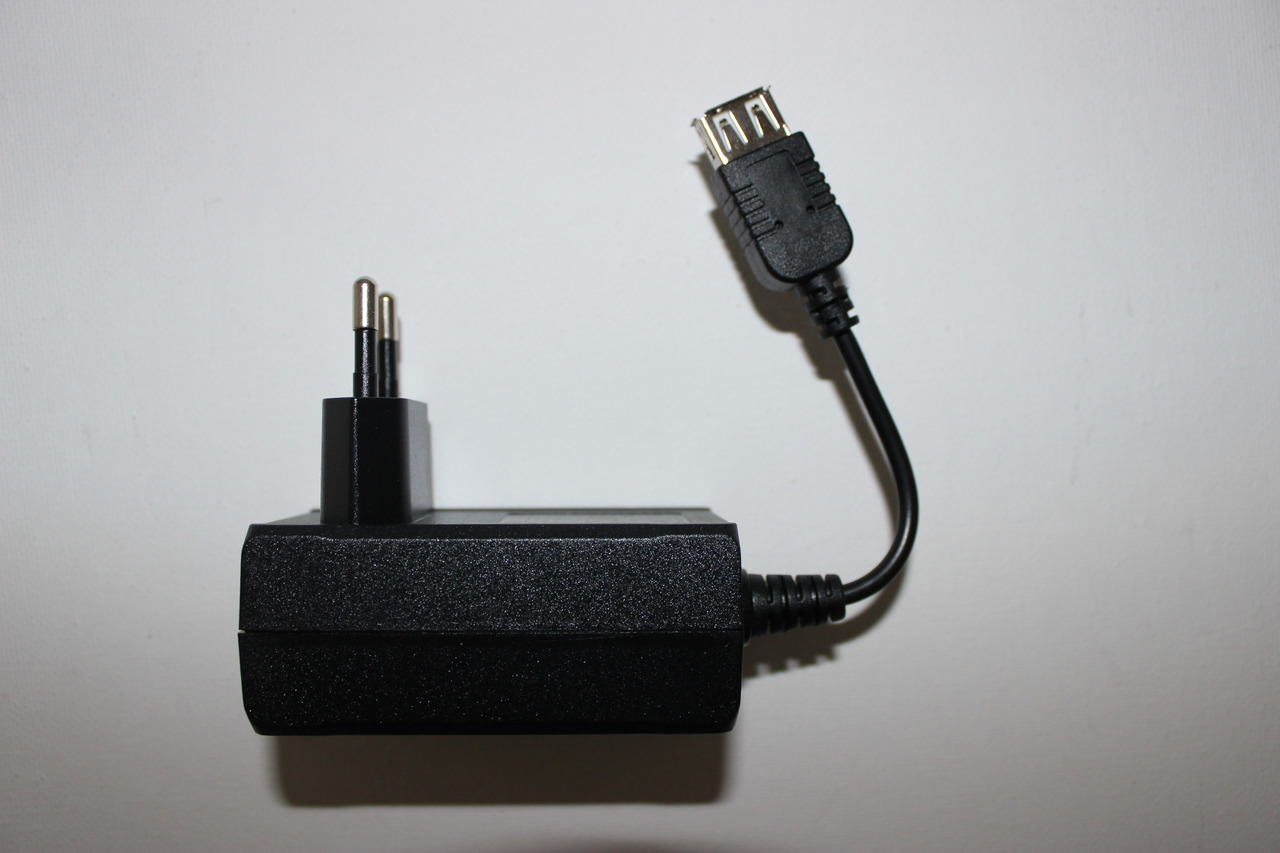 Chihiros Netzteil, EU-Stecker, USB-Anschluss, für Stromversorgung elektr. Geräte, schlichtes Design.