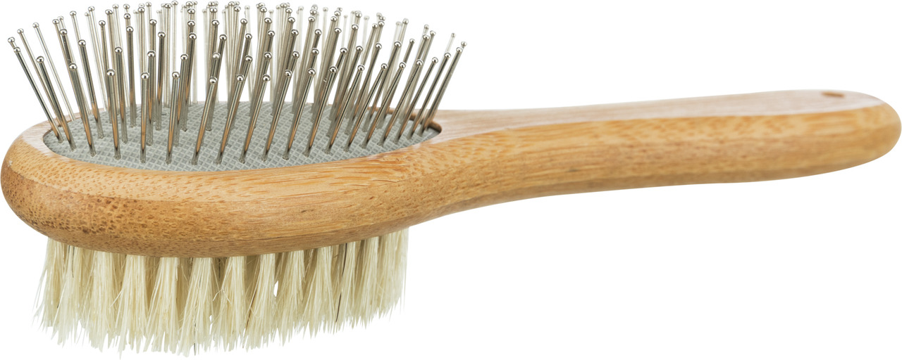 Das Bild zeigt die TRIXIE Doppelbürste für Haustiere, geeignet für Hunde und Katzen. Die Bürste hat einen ergonomischen Holzgriff und zwei Seiten: eine mit Metallstiften zur Fellpflege und eine mit weichen Borsten für ein glänzendes Finish. Ideal für die 