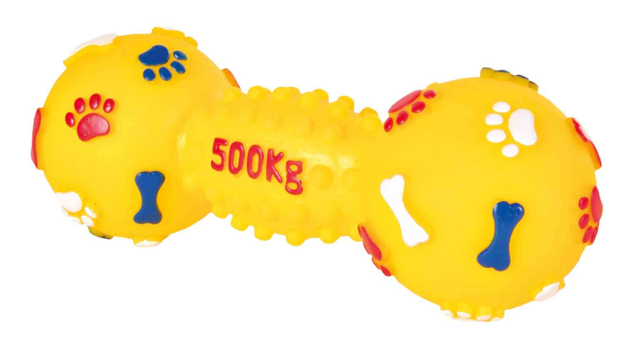 Gelbes Hundespielzeug von TRIXIE in Form einer Hantel mit der Aufschrift „500KG“. Geeignet für Hunde, fördert das Kauen und die Zahnpflege. Verziert mit bunten Pfotenabdrücken und Knochenmotiven in Rot, Blau und Weiß. Robustes Material, ideal für Spiel un