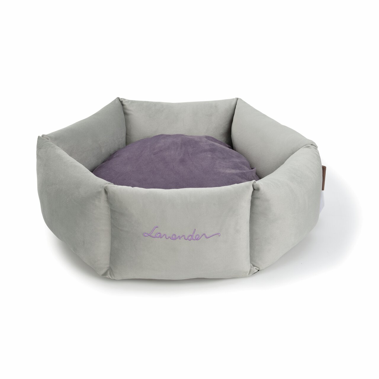 Graues, weiches Haustierbett von More For mit lila Polsterkissen. Zielgruppe: Katzen, kleine Hunde. Bestickt mit „Lavender“.