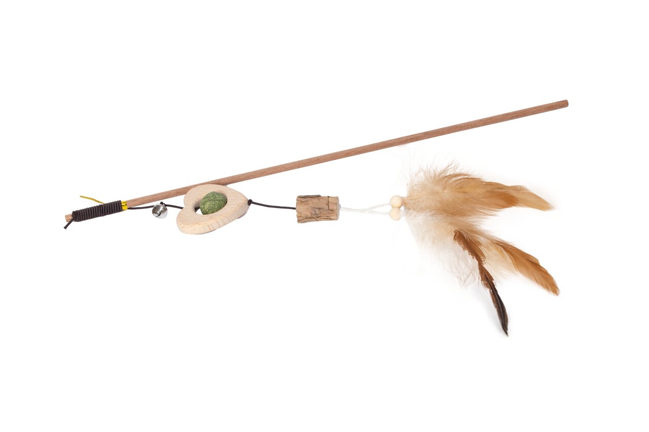 Quapas Katzenspielzeug: Holzangel mit Federn, Glocke & Katzengras-Ball. Für alle Katzen, fördert Bewegung & Spielspaß.