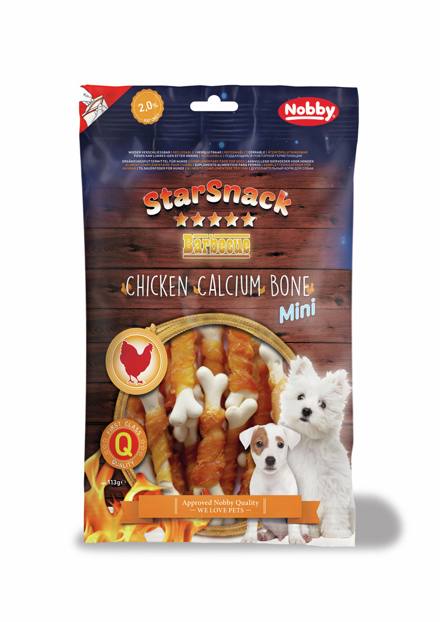 Das Bild zeigt eine Verpackung des Produkts „StarSnack Barbecue Chicken Calcium Bone Mini“ der Marke Nobby. Es handelt sich um einen Hundesnack für kleine Hunde, bestehend aus Hühnerfleisch und Kalziumknochen. Die Geschmacksrichtung ist Huhn, und die Pack