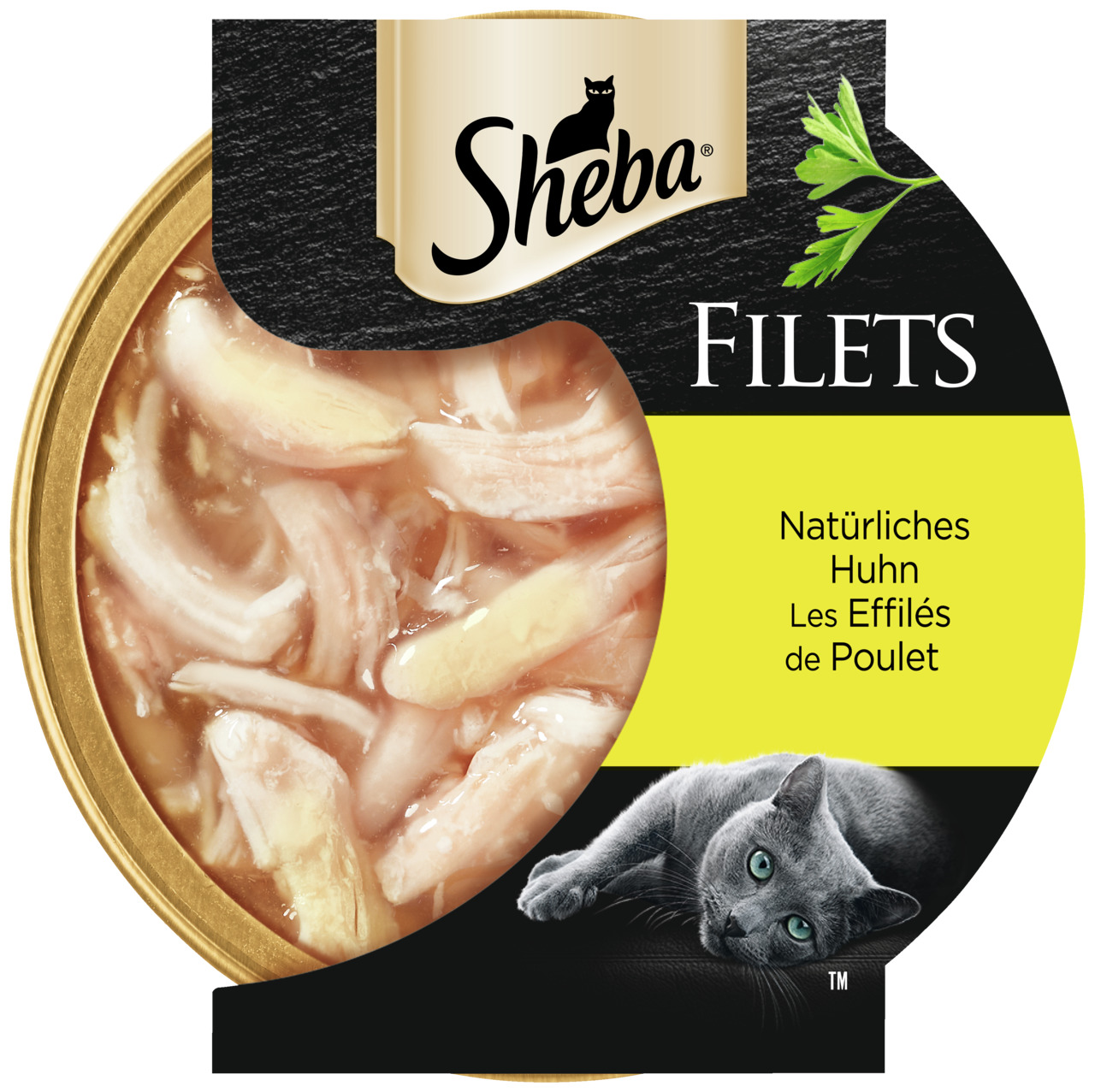 Das Bild zeigt eine runde Verpackung des Katzenfutters „Sheba Filets“ mit der Geschmacksrichtung „Natürliches Huhn“. Die Zielgruppe sind Katzen. Auf der Verpackung sind zarte Hühnerfiletstücke in Sauce abgebildet, begleitet von einem grauen, entspannten K