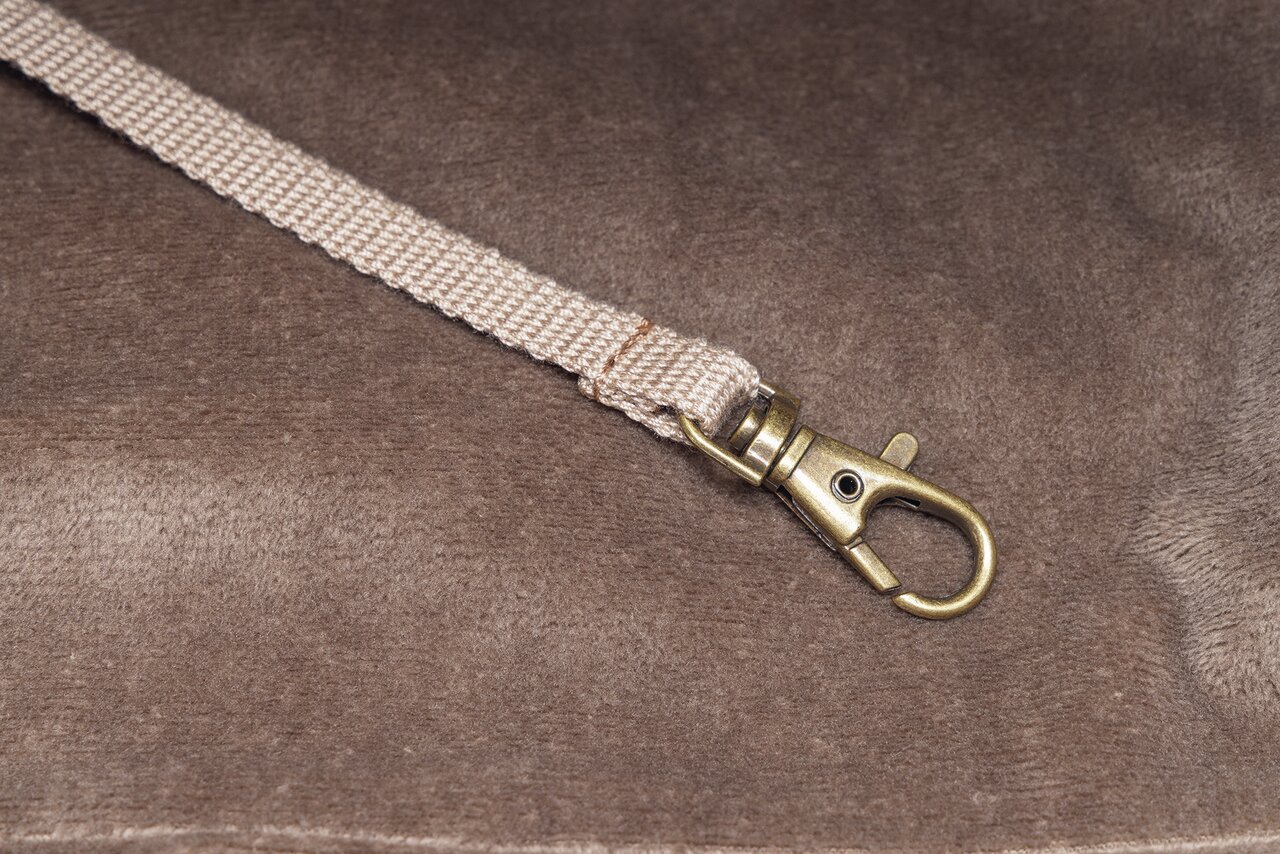 Beiges Haustiergeschirr von Designed by Lotte mit stabilem Karabinerhaken aus Metall auf braunem Hintergrund, EAN 8712695214212.