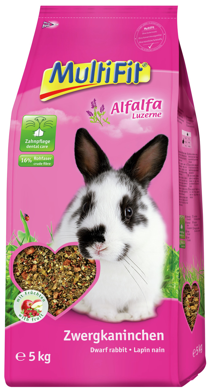 Das Bild zeigt eine pinkfarbene Verpackung des Produkts "MultiFit Alfalfa Luzerne" für Zwergkaninchen. Die Marke MultiFit bietet hier ein Futter mit Luzerne und 16 % Rohfaser, das speziell zur Zahnpflege beiträgt. Die Mischung enthält Früchte und ist in e