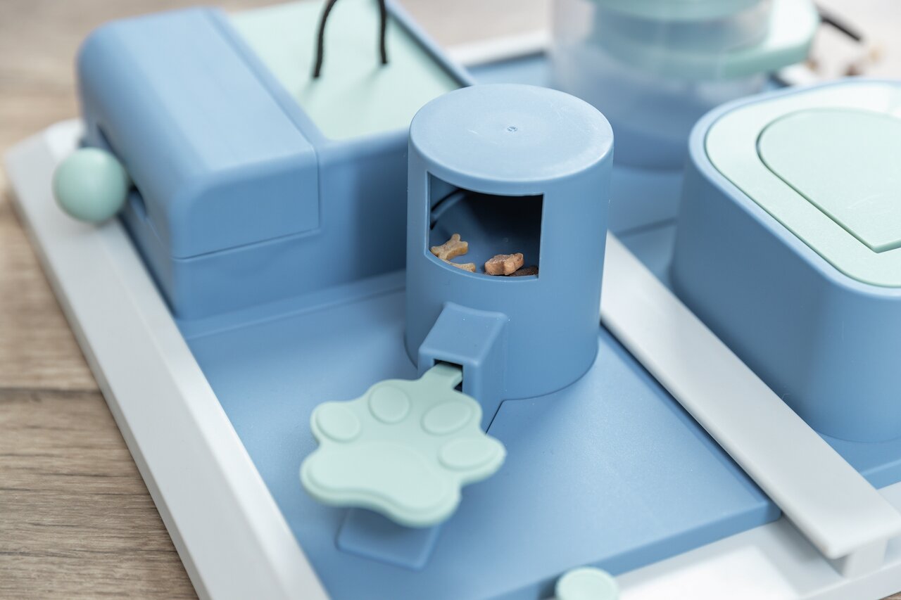 TRIXIE Strategiespielzeug für Hunde, blau, mit mehreren Fächern und Leckerbissen, fördert Geschicklichkeit und Intelligenz.