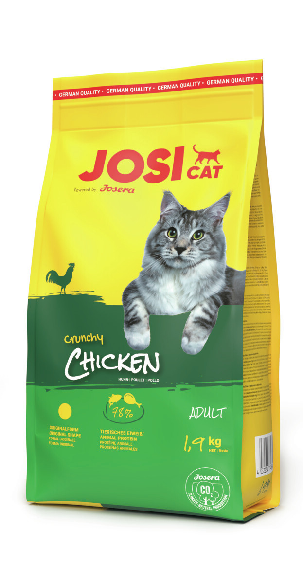 Das Bild zeigt eine gelb-grüne Verpackung des Katzenfutters „JosiCat Crunchy Chicken“ von der Marke Josera. Es ist für ausgewachsene Katzen (Adult) geeignet und enthält 1,9 kg Futter mit 78 % tierischem Eiweiß. Die Geschmacksrichtung ist Huhn. Auf der Ver