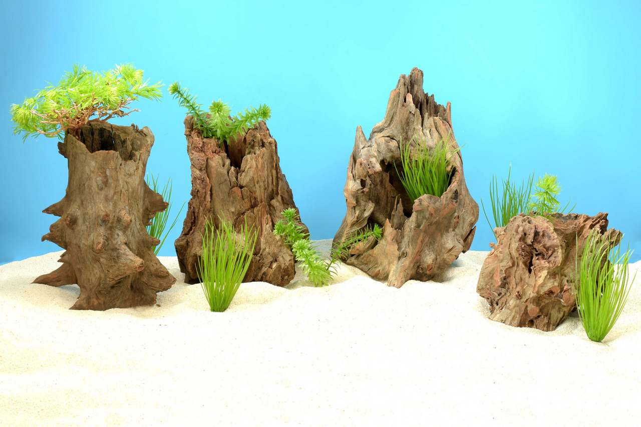 Colorstone Aquarien-Deko: Baumstamm-Imitate mit Pflanzen (Gräser, Farne), ideal für naturnahe Unterwasserlandschaft.