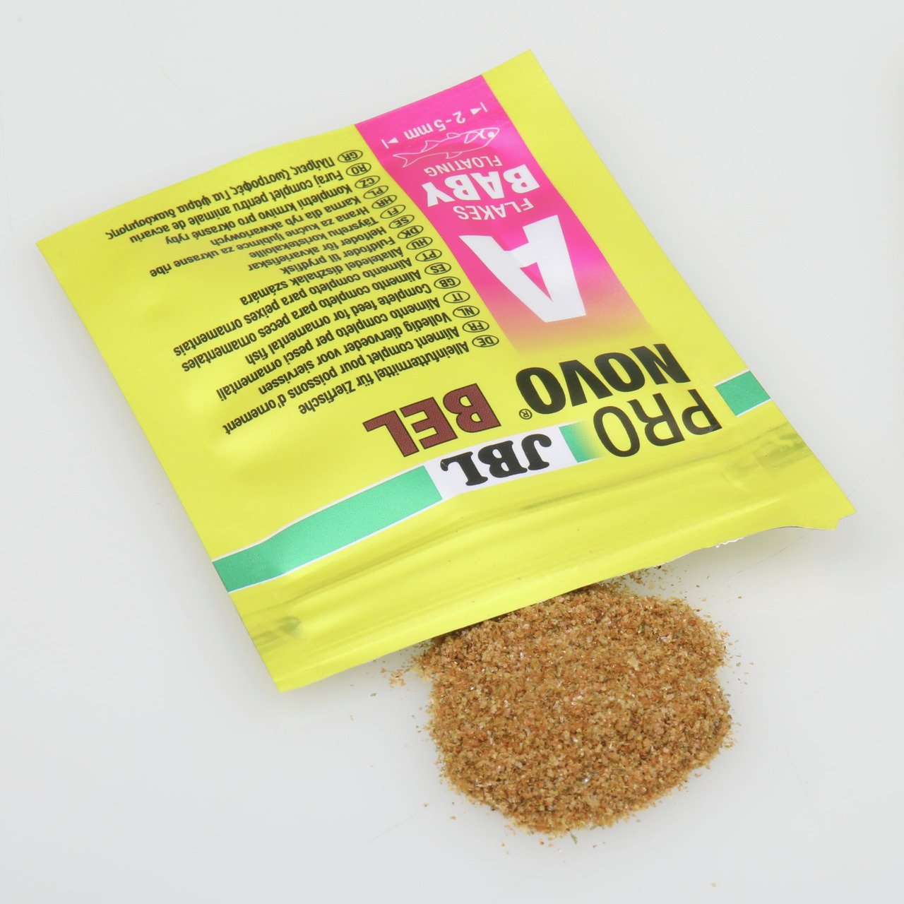 Gelbes Verpackungsdesign des JBL Pro Novo Bel A Flockenfutters für Babyfische, geeignet für Jungfische von 2-5 mm. Die Verpackung zeigt das Produktlogo und enthält 10 g Futter, das teilweise aus der geöffneten Tüte herausrieselt. Ideal für Aquaristik-Enth