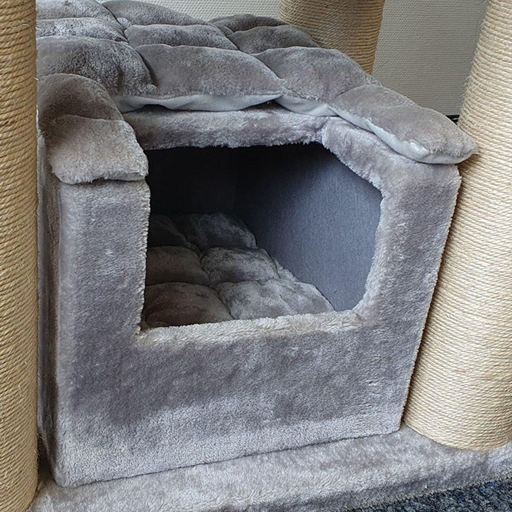 Das Bild zeigt ein hochwertiges Katzenmöbel der Marke Nobby, Modell „Kratzbaum“. Es richtet sich an Katzen als Zielgruppe und bietet eine gemütliche, graue Höhle mit weichem Plüschbezug. Die stabile Konstruktion umfasst Sisalstämme zum Kratzen. Ideal für 