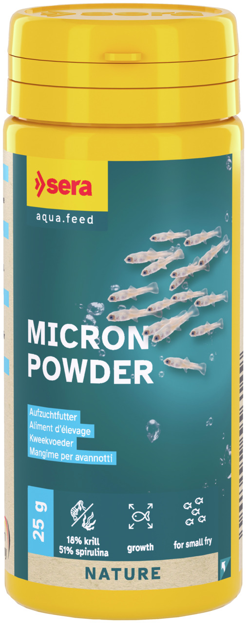 Das Bild zeigt eine gelbe Dose des Produkts "Sera Micron Powder" der Marke Sera. Es handelt sich um ein Aufzuchtfutter für kleine Fischlarven und Jungfische. Die Verpackung enthält 25 g Pulver, das zu 18 % aus Krill und zu 51 % aus Spirulina besteht. Das 