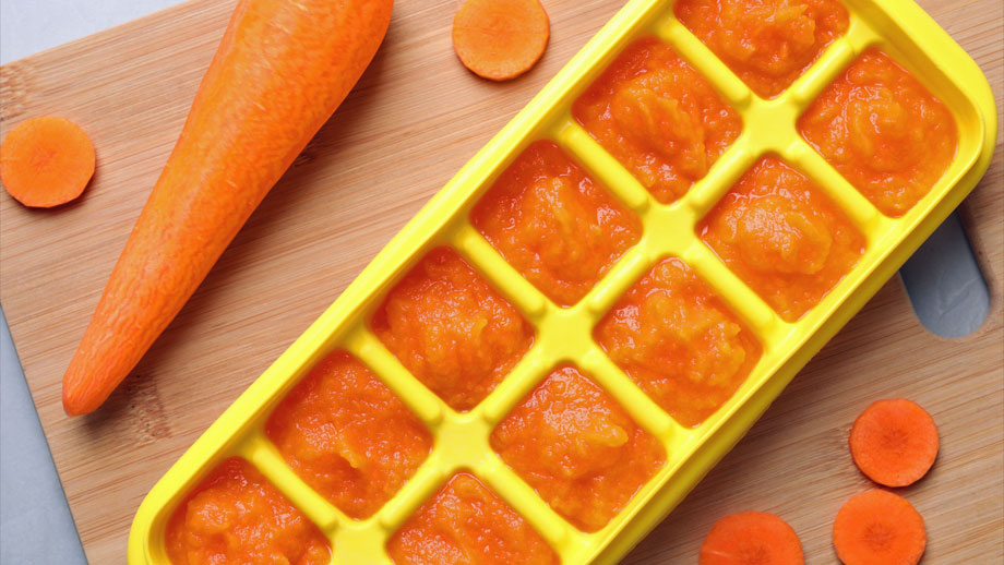 Karottensuppe in gelber Eiswürfel-Gefrierform