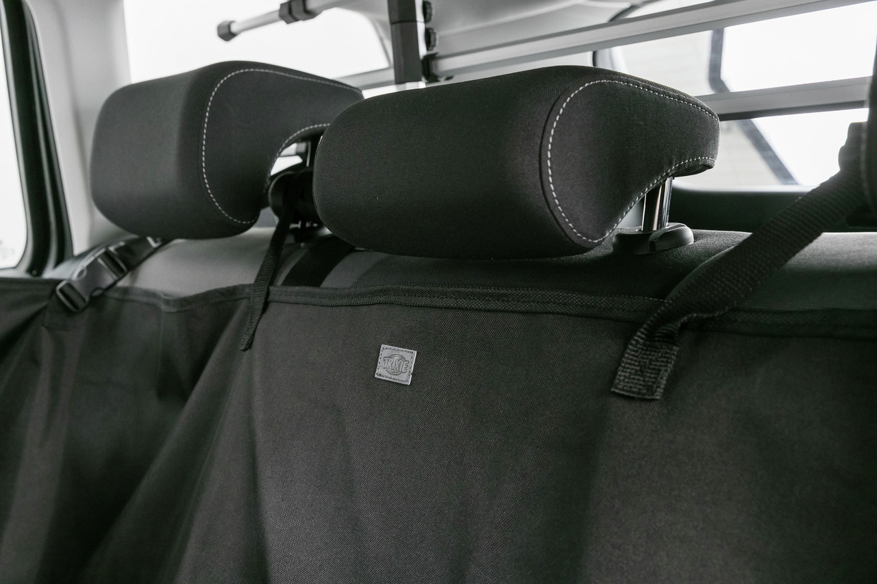 TRIXIE Autoschondecke für Hunde, schwarz, schützt Rückbank vor Schmutz, Haaren & Feuchtigkeit, robust, sicher an Kopfstützen befestigt.