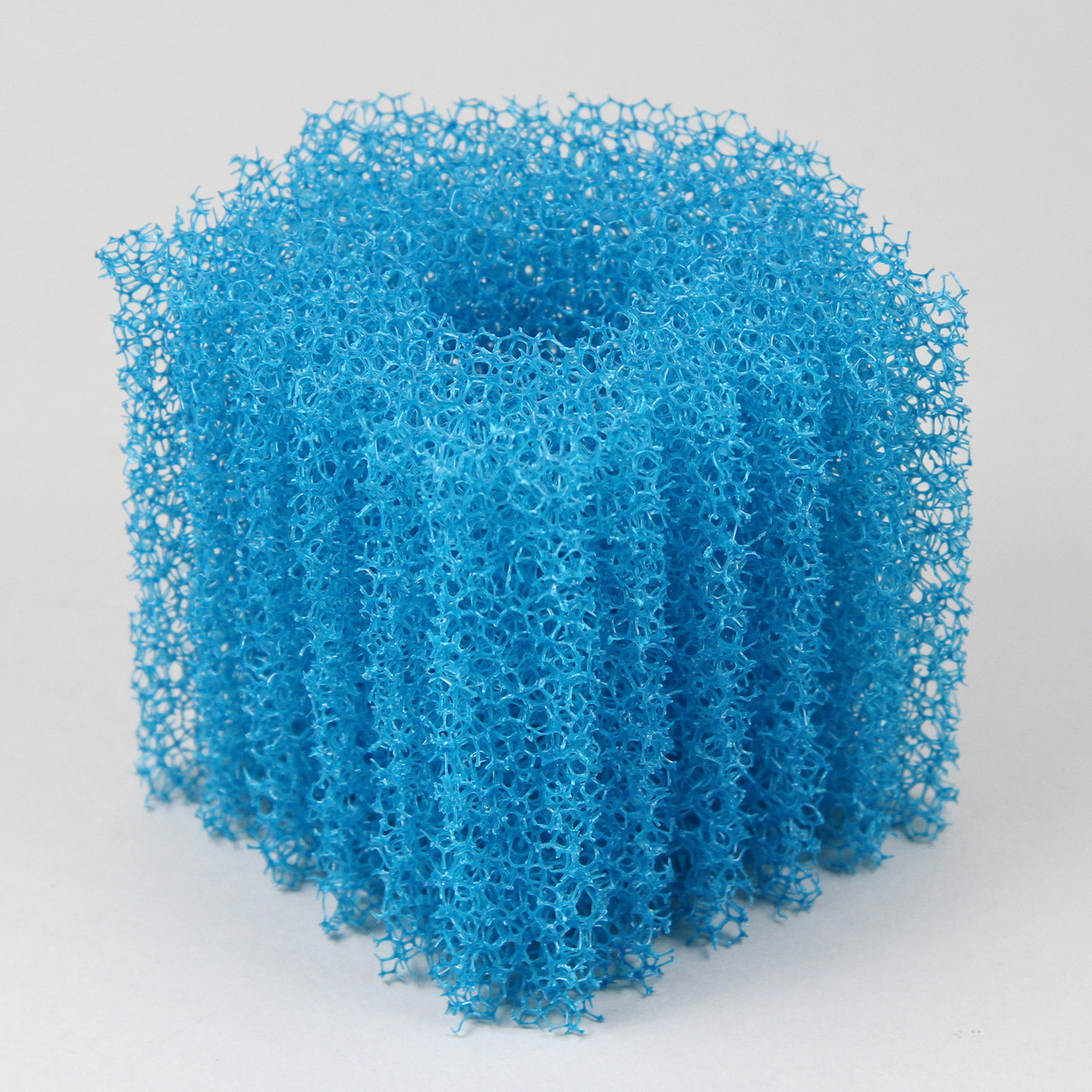 Das Bild zeigt den JBL CristalProfi Ersatz-Schaumstoffblock, geeignet für Aquarienfilter der CristalProfi-Serie. Der blaue Schaumstoff dient der mechanischen und biologischen Filterung, um sauberes Wasser zu gewährleisten. Zielgruppe sind Aquarienbesitzer