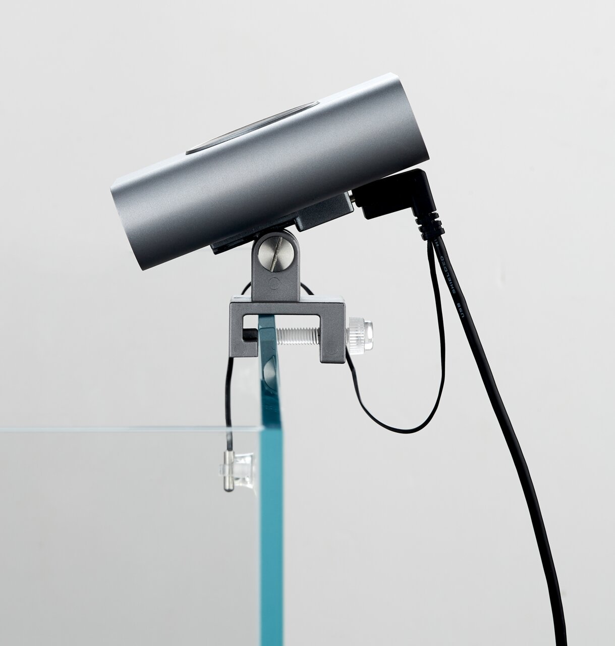 Chihiros C2 LED-Aquarienleuchte, silber, mit Metallhalter & Schraubmechanismus, ideal für Aquarienliebhaber.