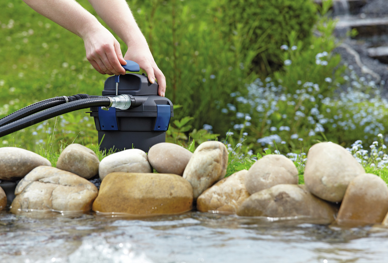 Oase FiltoClear Druckfilter, für Teiche, einfache Installation, schwarz-blau, inkl. 2 Schläuche, ideal für klare Gartenteiche.