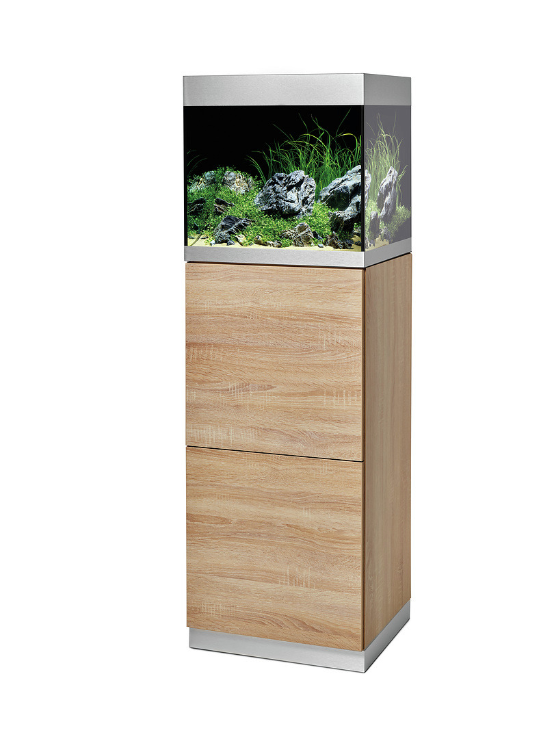 Das Bild zeigt das Oase HighLine 125 Aquarium-Set, ein hochwertiges Aquarium für Aquaristik-Enthusiasten. Es ist auf einem eleganten Unterschrank in Holzoptik platziert und verfügt über ein modernes Design mit klaren Linien. Das Aquarium ist mit Pflanzen 