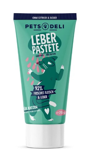 Das Bild zeigt eine grüne Tube der Marke Pets Deli mit der Aufschrift „Leber Pastete“. Es handelt sich um ein Katzenfutter mit 92 % frischem Fleisch und Leber, ohne Getreide und Zucker. Die Tube enthält 75 g und ist speziell für Katzen entwickelt. Die Ver